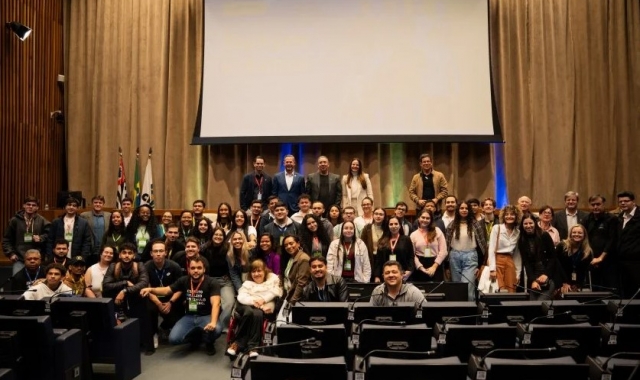 Terceiro dia de Estágio Visita tem simulação de votação