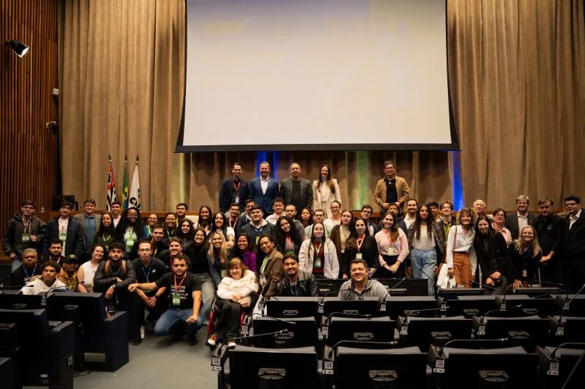 Terceiro dia de Estágio Visita tem simulação de votação